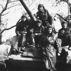 Příprava československých tanků v hospodářském dvoře Albertovec (mezi Chuchelnou a Štěpánkovicemi) na útok na Ostravu (AMO) 1