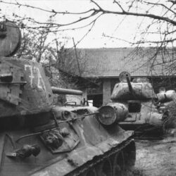 Příprava československých tanků v hospodářském dvoře Albertovec (mezi Chuchelnou a Štěpánkovicemi) na útok na Ostravu (AMO) 1