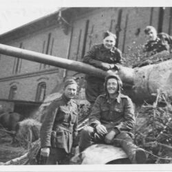 Osádka čs. tanku rotmistra Josefa Gregora (opírající se o kanón), který jako první přijel k Nové radnici a jehož velitel zde při tom padl (AMO)