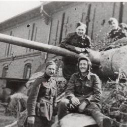 Českoslovenští tankisté u tanku T-34, v popředí sedící Mikuláš Končický