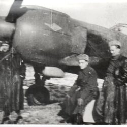 Příslušníci 1. čs. smíšené letecké divize na letišti u Krosna v Polsku
