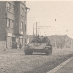 Sovětské samohybné dělo v Ostravě 30. dubna 1945