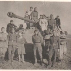 Českoslovenští a sovětští vojáci s civilisty u ukořistěného německého tanku