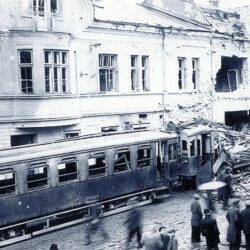Tramvaj z Michálkovic do Slezské Ostravy, zasažená při náletu 25. 2. 1945 (Soukromá sbírka Dagmar Šimkové).