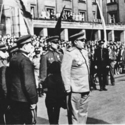 Generál armády A. I. Jeremenko přijímá hlášení před Novou radnicí při slavnostní přehlídce v červnu 1945 (AMO).