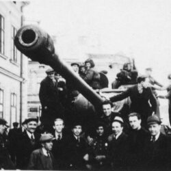 Sovětští vojáci v ulicích Vítkovic (AMO).